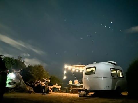 Enjoy some magical clear nights with this camp setup—perfect for making unforgettable memories with your crew. Just add s'mores for a great time under the stars!