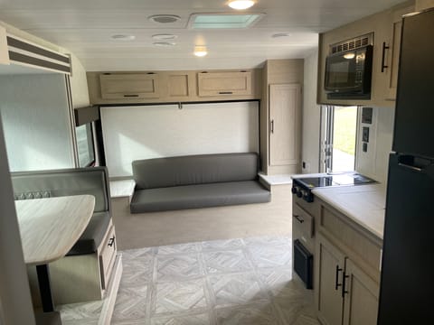 Home to Roam 2024 Forest River Cruise Lite T178BHSK. Remorque tractable in Camarillo