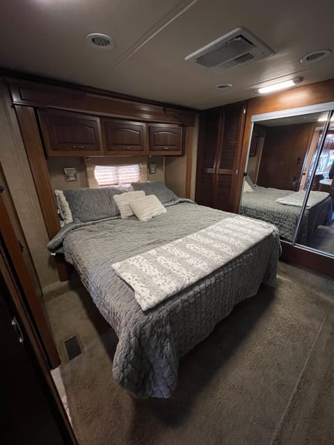 2014 Forest River Coachmen Cross Country with desirable bunk beds Drivable vehicle in Keller