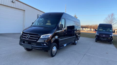 ** 2024 ** Brand New** AWD Luxury Ultimate Toys Ultimate Coach Véhicule routier in Diamond Bar