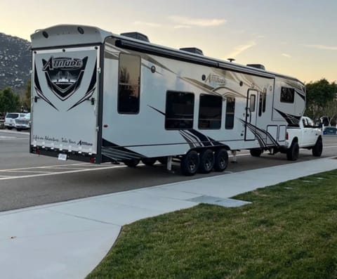 BEAUTIFUL, BRAND NEW 5TH WHEEL RV FOR YOUR NEXT “GLAMPING” ADVENTURE! Rimorchio trainabile in Menifee