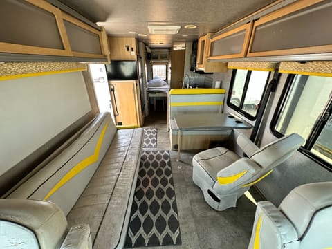 2015 Winnebago Brave: A Retro Escape Drivable vehicle in Laveen Village