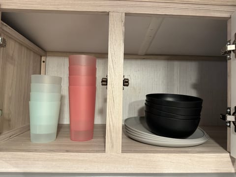 Cups, bowls and plates that come with the unit. 