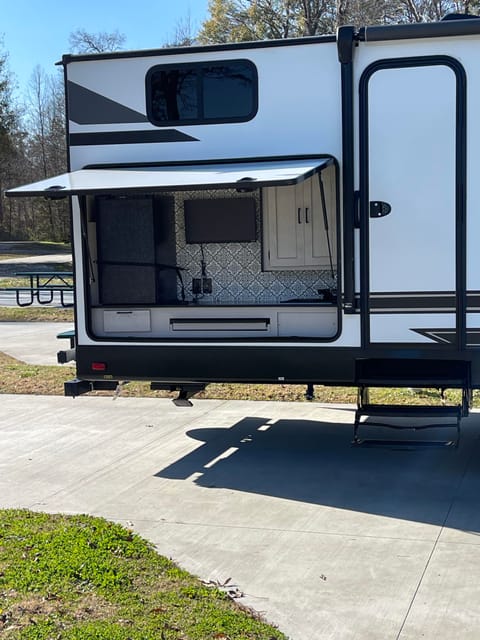TROPICAL FAMILY ESCAPE (Mallard)  **FREE DELIVERY/SETUP** Towable trailer in Socastee