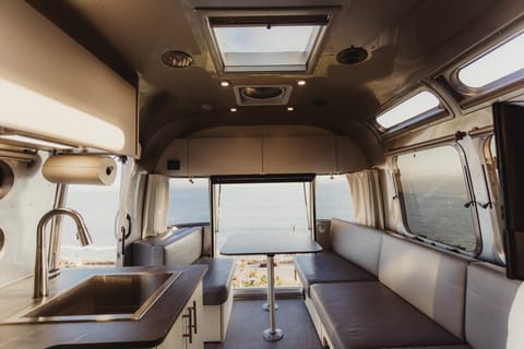 2024 Airstream Flying Cloud 27ft with Queen bed and HATCH Ziehbarer Anhänger in Pasadena