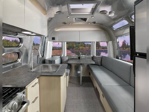 2024 Airstream Flying Cloud 27ft with Queen bed and HATCH Towable trailer in Pasadena