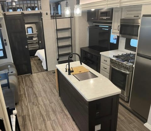 Sara's Luxury 2023 Jayco Northpoint 390 CKDS Fifth Wheel Reboque rebocável in Richmond Hill