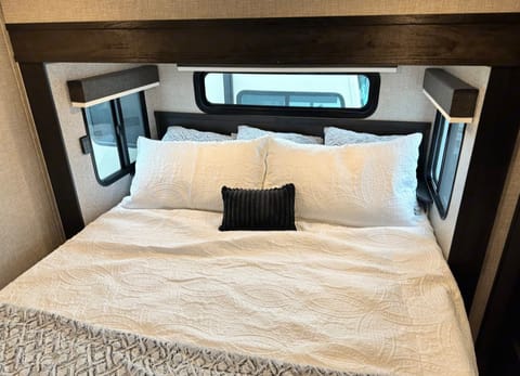 Sara's Luxury 2023 Jayco Northpoint 390 CKDS Fifth Wheel Reboque rebocável in Richmond Hill
