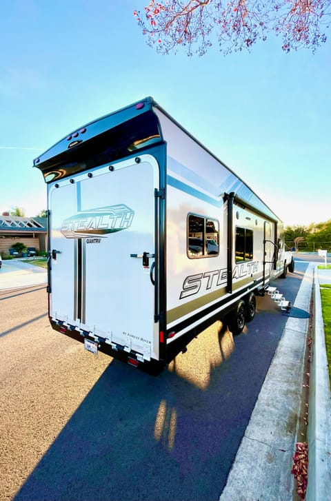 2021 29’ Forest River Stealth Toy Hauler- Very clean, Like New! Remorque tractable in La Mirada