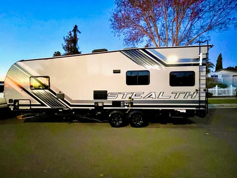 2021 29’ Forest River Stealth Toy Hauler- Very clean, Like New! Tráiler remolcable in La Mirada