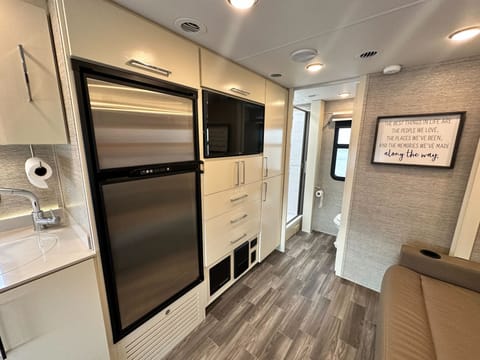 *2020 Tiffin Wayfarer: Explore in Style* Drivable vehicle in Laveen Village