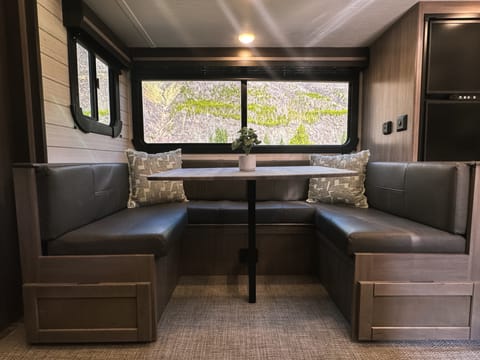 Brand New Spacious 28ft Sunset Trail Ziehbarer Anhänger in Kalispell