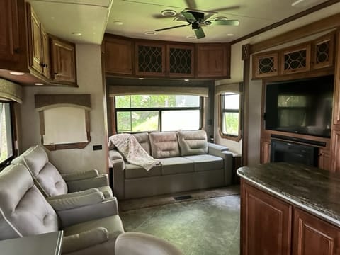 2018 Heartland RVs Landmark 365 Towable trailer in Watts Bar Lake