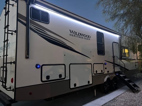 2022 Forest River Wildwood Heritage Glen Elite Towable trailer in El Mirage
