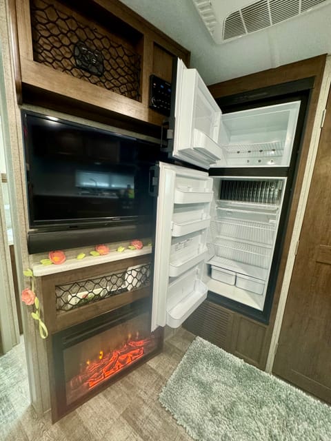 Generous fridge & freezer. 