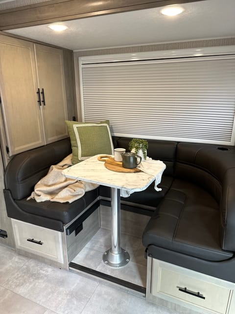 Explore in Style: 2023 Mercedes Coachman RV Vehículo funcional in Salem