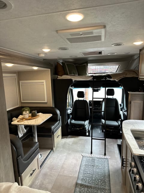 Explore in Style: 2023 Mercedes Coachman RV Vehículo funcional in Salem