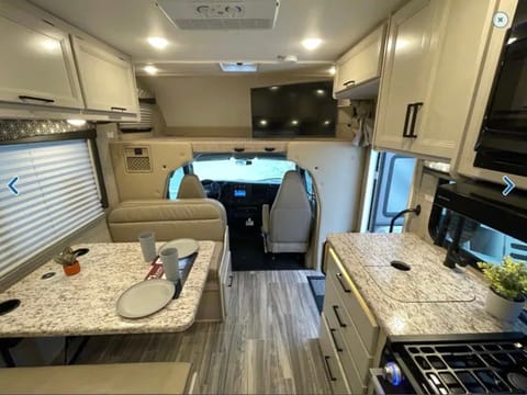Glamp with SGA!! The Adeline - 2023 22' Class C Thor Freedom Elite -  6PAX Drivable vehicle in Southlake