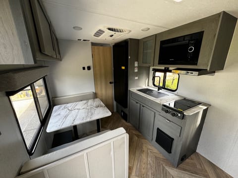 2023 Forest River Ozark 1660FQ - 22' with Solar Towable trailer in Grass Valley