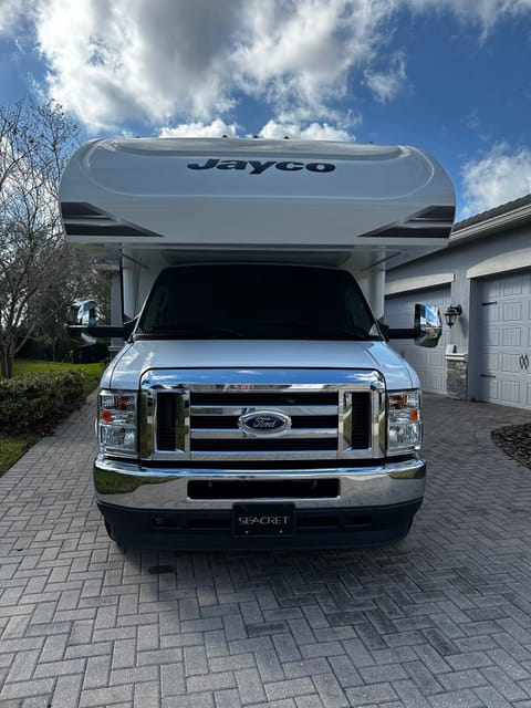Roadtrip around Florida in this 2021 Classy Class C!  SLEEPS 8!! Drivable vehicle in Zephyrhills