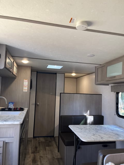 2023 Coachmen 17b Brand new and ready for adventure! Shower, AC, Fireplace Towable trailer in New Port Richey