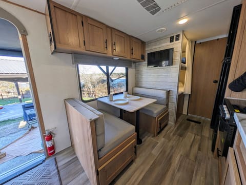 “Texan Trails Retreat” 2023 Prime Time Avenger w/ Bunkhouse! Towable trailer in Leander