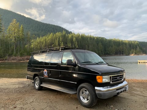 "Rocky"- Ford E-350 Extended Campervan Van equipada (Campervan) in Port Moody