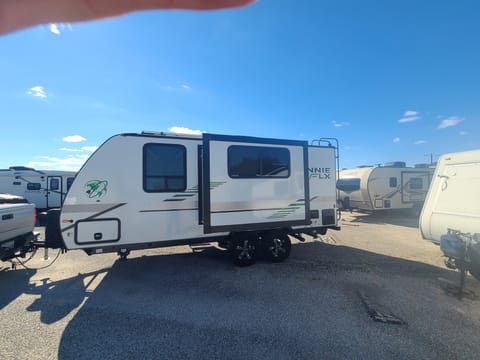 2022 Winnebago Micro Minnie FLX (Solar powered off-grid) Towable trailer in San Antonio