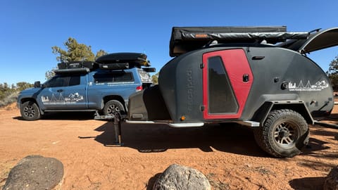 Lucy, our 2024 Escapod Voyager TOPO2 w/ FSR Premium Hybrid Roof Top Tent Remorque tractable in Larkspur