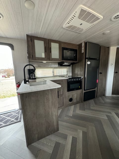2022 Forest River Wildwood X-Lite (sleeps 8-10) Towable trailer in Fayetteville