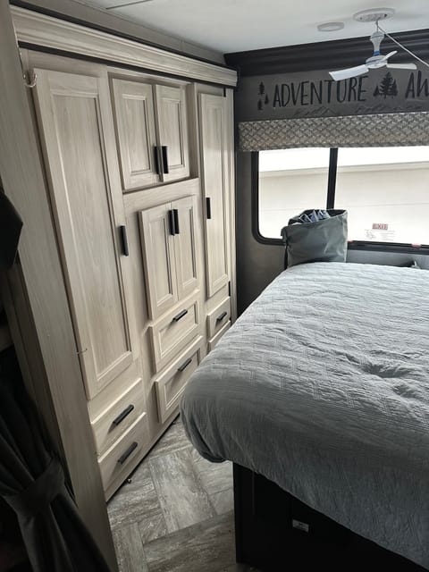 New RV with upscale amenities Drivable vehicle in Gurnee