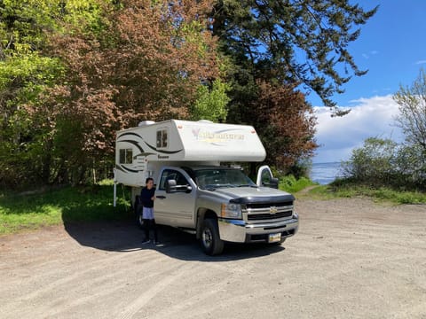 The truck offers ample space to comfortably accommodate up to 6 people. Compact design, allowing it to easily fit into standard parking spaces and crowded campgrounds.