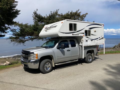 The truck offers ample space to comfortably accommodate up to 6 people. Compact design, allowing it to easily fit into standard parking spaces and crowded campgrounds.