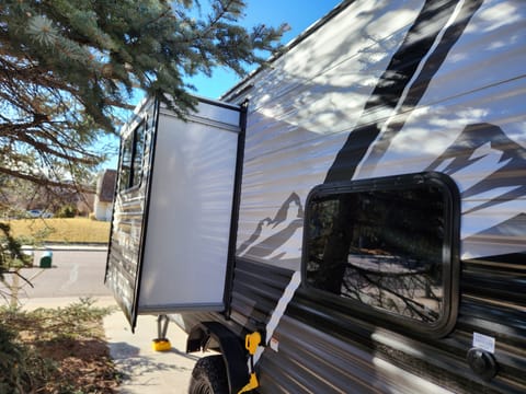 The dinette slide gives you that extra space you need. 