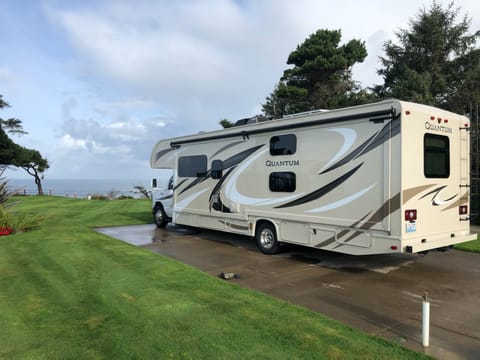 2016 Thor Quantum fully load and ready to camp Vehículo funcional in Vancouver