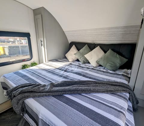 Escape the Ordinary - Cozy Couples Retreat on Wheels Towable trailer in Waterloo