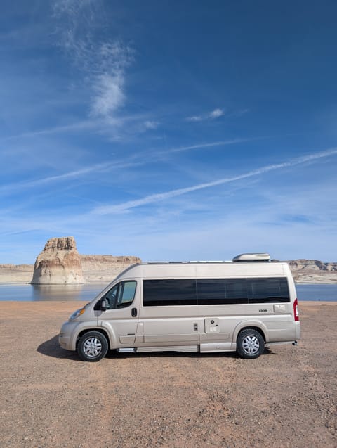 GOLDIE ROADTREK ZION W/ King bed and Lithium Batteries & Optional Starlink Drivable vehicle in Alameda