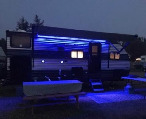 2019 Wolf Pup 17JG Clean and Cozy Camper-Sleeps 6 comfortably hook up & go! Towable trailer in Thunder Bay