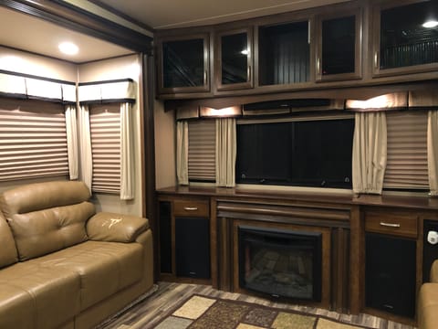 2015 Grand Design Solitude - Luxury in the wilderness at a lower price Tráiler remolcable in Lancaster