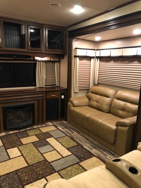 2015 Grand Design Solitude - Luxury in the wilderness at a lower price Towable trailer in Lancaster