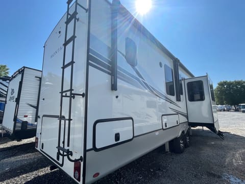 2023 Keystone Montana 3761FL Legacy Edition **DELIVERY ONLY** Towable trailer in Hendersonville