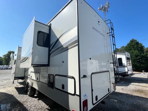 2023 Keystone Montana 3761FL Legacy Edition **DELIVERY ONLY** Tráiler remolcable in Hendersonville