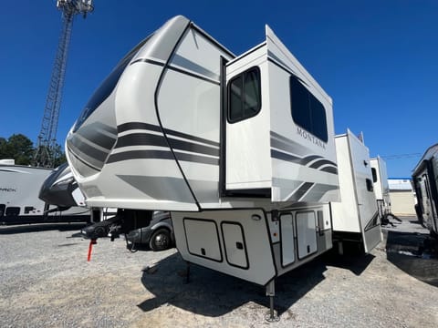 2023 Keystone Montana 3761FL Legacy Edition **DELIVERY ONLY** Remorque tractable in Hendersonville