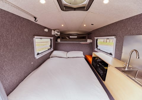 2024 Off-grid truck camper Van aménagé in Laval