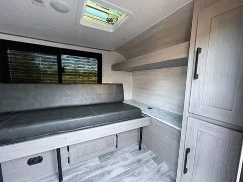 Coleman Rubicon All Terrain with Kitchen and BBQ Grill Ziehbarer Anhänger in Santa Ana