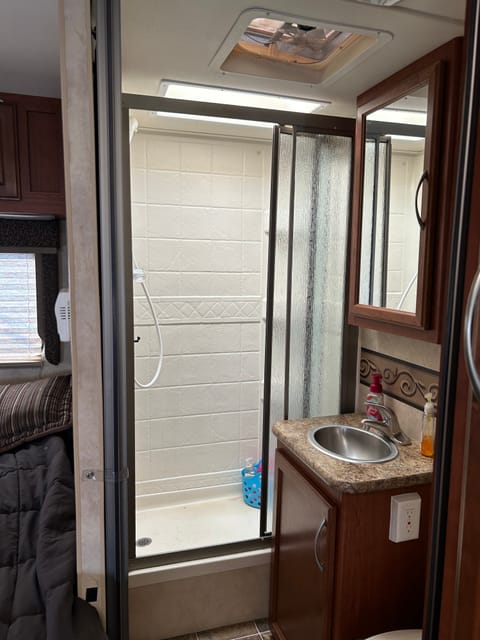 2011 Four Winds 23 Feet Motorhome, Like New, Low Mileage Drivable vehicle in Harrison Township