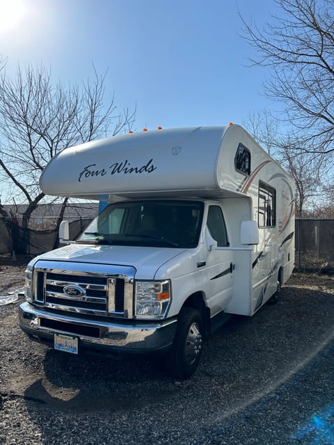 2011 Four Winds 23 Feet Motorhome, Like New, Low Mileage Drivable vehicle in Harrison Township