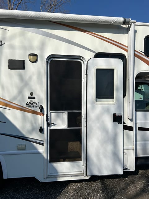 2011 Four Winds 23 Feet Motorhome, Like New, Low Mileage Drivable vehicle in Harrison Township