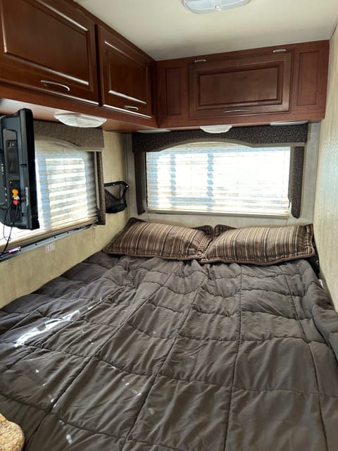 2011 Four Winds 23 Feet Motorhome, Like New, Low Mileage Drivable vehicle in Harrison Township