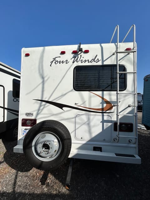 2011 Four Winds 23 Feet Motorhome, Like New, Low Mileage Drivable vehicle in Harrison Township